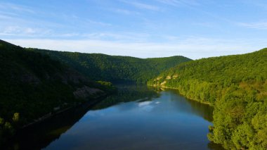 Körfez tepeleri dağlardan nehir manzaralı.