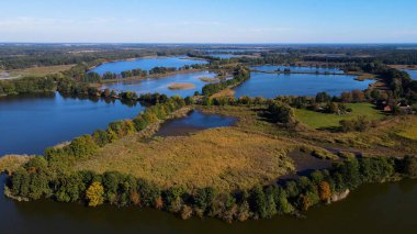 Göl sonbahar manzarası yukarıdan