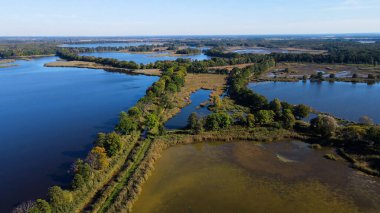 Göl sonbahar manzarası yukarıdan