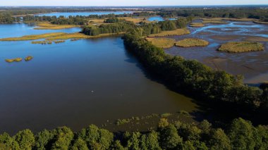 Göl sonbahar manzarası yukarıdan