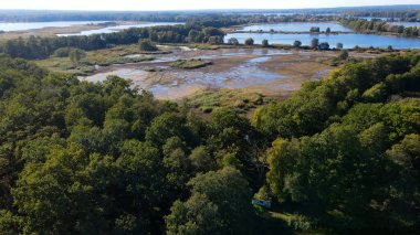 Göl sonbahar manzarası yukarıdan