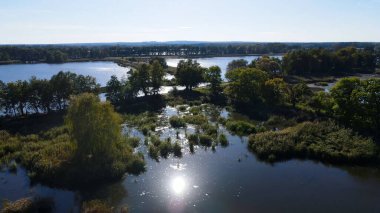 Göl sonbahar manzarası yukarıdan