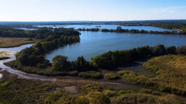 Göl sonbahar manzarası yukarıdan