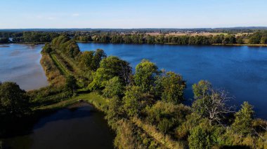 Göl sonbahar manzarası yukarıdan