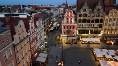 Wroclaw Polonya 'nın Eski Şehir Aydınlanmasının akşam manzarası