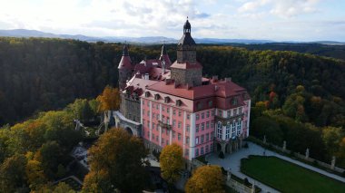 Drone Walbrzych Polonya 'dan Ksiaz Şatosu Sonbahar Görünümü