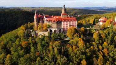 Drone Walbrzych Polonya 'dan Ksiaz Şatosu Sonbahar Görünümü
