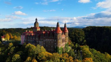 Drone Walbrzych Polonya 'dan Ksiaz Şatosu Sonbahar Görünümü