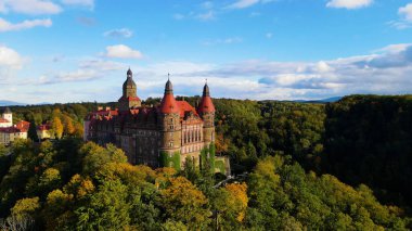 Drone Walbrzych Polonya 'dan Ksiaz Şatosu Sonbahar Görünümü