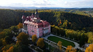 Drone Walbrzych Polonya 'dan Ksiaz Şatosu Sonbahar Görünümü