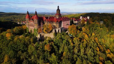 Drone Walbrzych Polonya 'dan Ksiaz Şatosu Sonbahar Görünümü