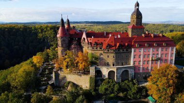 Drone Walbrzych Polonya 'dan Ksiaz Şatosu Sonbahar Görünümü