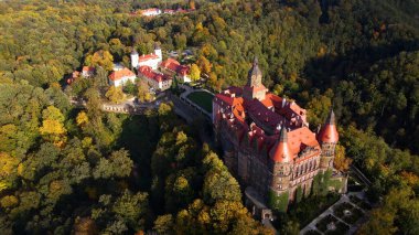 Drone Walbrzych Polonya 'dan Ksiaz Şatosu Sonbahar Görünümü