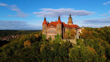 Drone Walbrzych Polonya 'dan Ksiaz Şatosu Sonbahar Görünümü