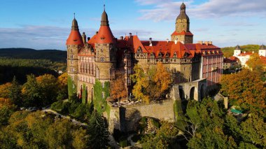 Drone Walbrzych Polonya 'dan Ksiaz Şatosu Sonbahar Görünümü