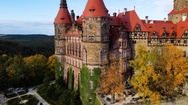 Drone Walbrzych Polonya 'dan Ksiaz Şatosu Sonbahar Görünümü