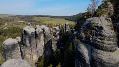 Adrspach kayaları İHA manzarasından Çek Cumhuriyeti 'nin Adrspach bölgesini gösteriyor