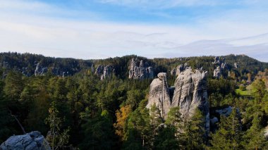 Adrspach kayaları İHA manzarasından Çek Cumhuriyeti 'nin Adrspach bölgesini gösteriyor