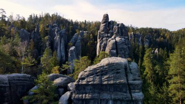 Adrspach kayaları İHA manzarasından Çek Cumhuriyeti 'nin Adrspach bölgesini gösteriyor