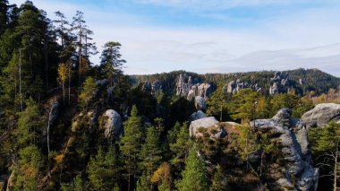 Adrspach kayaları İHA manzarasından Çek Cumhuriyeti 'nin Adrspach bölgesini gösteriyor