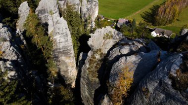 Adrspach kayaları İHA manzarasından Çek Cumhuriyeti 'nin Adrspach bölgesini gösteriyor