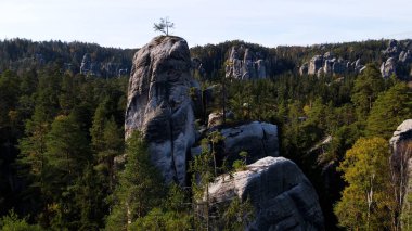 Adrspach kayaları İHA manzarasından Çek Cumhuriyeti 'nin Adrspach bölgesini gösteriyor