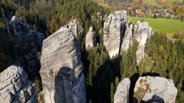 Adrspach kayaları İHA manzarasından Çek Cumhuriyeti 'nin Adrspach bölgesini gösteriyor