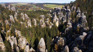 Adrspach kayaları İHA manzarasından Çek Cumhuriyeti 'nin Adrspach bölgesini gösteriyor