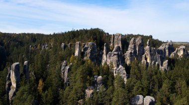 Adrspach kayaları İHA manzarasından Çek Cumhuriyeti 'nin Adrspach bölgesini gösteriyor