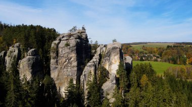 Adrspach kayaları İHA manzarasından Çek Cumhuriyeti 'nin Adrspach bölgesini gösteriyor