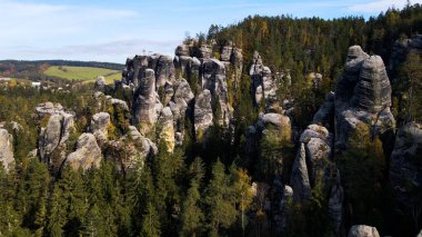 Adrspach kayaları İHA manzarasından Çek Cumhuriyeti 'nin Adrspach bölgesini gösteriyor