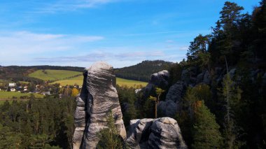 Adrspach kayaları İHA manzarasından Çek Cumhuriyeti 'nin Adrspach bölgesini gösteriyor