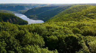 Körfez tepeleri dağlardan nehir manzaralı.