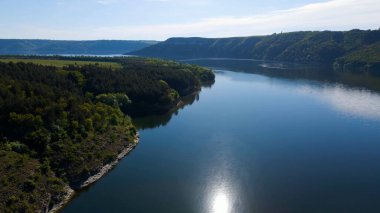 Körfez tepeleri dağlardan nehir manzaralı.