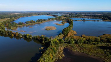 Göl sonbahar manzarası yukarıdan