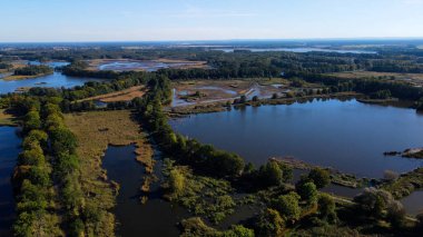 Göl sonbahar manzarası yukarıdan