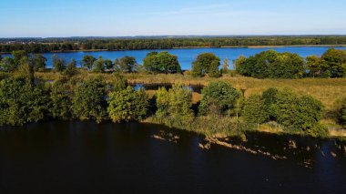 Göl sonbahar manzarası yukarıdan