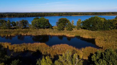 Göl sonbahar manzarası yukarıdan