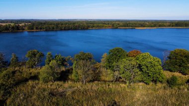 Göl sonbahar manzarası yukarıdan