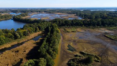 Göl sonbahar manzarası yukarıdan