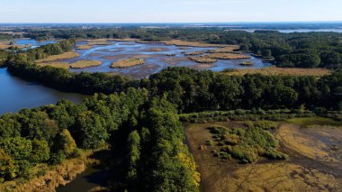 Göl sonbahar manzarası yukarıdan