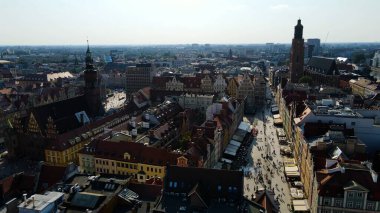 Şehre modern dilek geliştirme mimarisinin zirvesinden bak Avrupa Wroclaw Polonya