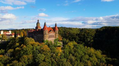 Drone Walbrzych Polonya 'dan Ksiaz Şatosu Sonbahar Görünümü