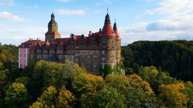 Drone Walbrzych Polonya 'dan Ksiaz Şatosu Sonbahar Görünümü