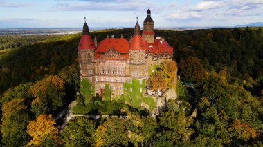 Drone Walbrzych Polonya 'dan Ksiaz Şatosu Sonbahar Görünümü