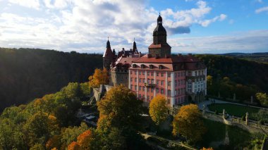 Drone Walbrzych Polonya 'dan Ksiaz Şatosu Sonbahar Görünümü