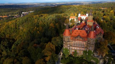Drone Walbrzych Polonya 'dan Ksiaz Şatosu Sonbahar Görünümü