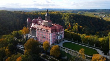 Drone Walbrzych Polonya 'dan Ksiaz Şatosu Sonbahar Görünümü