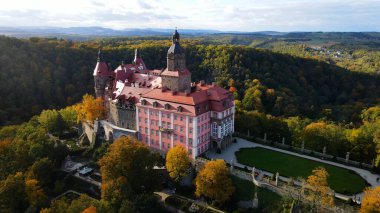 Drone Walbrzych Polonya 'dan Ksiaz Şatosu Sonbahar Görünümü