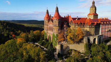 Drone Walbrzych Polonya 'dan Ksiaz Şatosu Sonbahar Görünümü